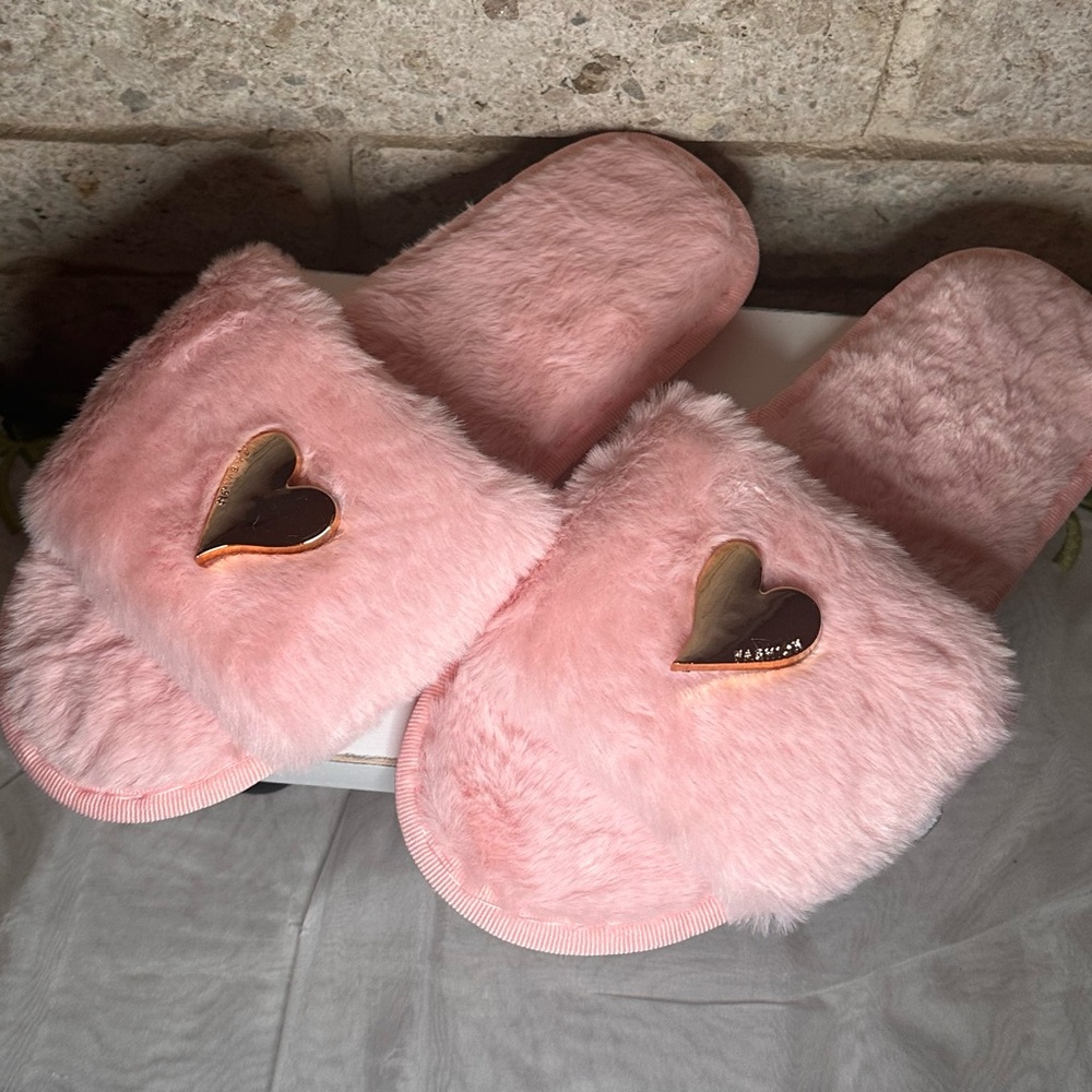 🆕 PINK Heart Shape Buckle Decor Open Toe Plush Slippers Size 8.5